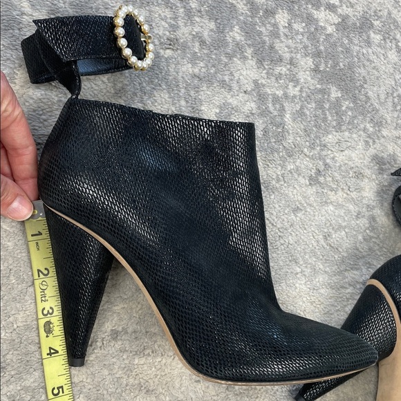 Jimmy Choo Black Embossed Leather Ankle Boots Heeled Pearl Buckle Sz 39 - Picture 13 of 13